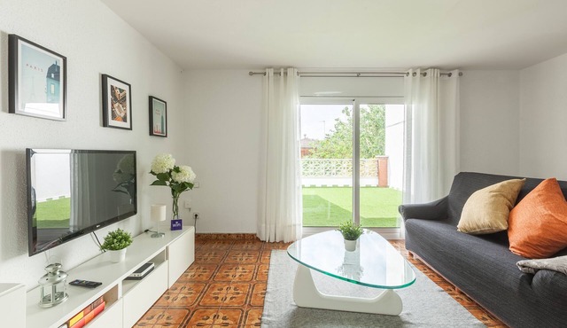 Apartment Villa Mercedes with Terrace, Balcony & Wi-Fi