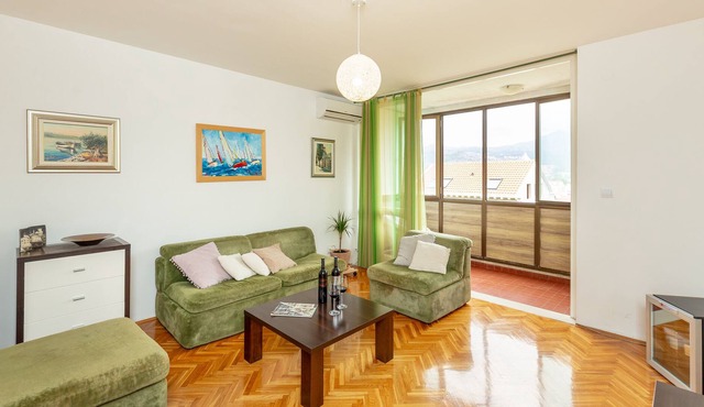 Apartment Vinea - Two Bedroom Apartment, Sleeps 4