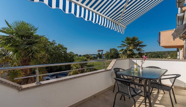 Apartment Vitas III with balcony and sea view