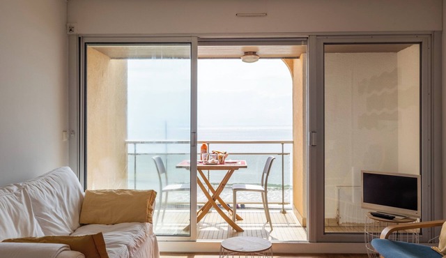 Apartment 'Vue Mer By Madame Est Servie' with Sea View and Balcony