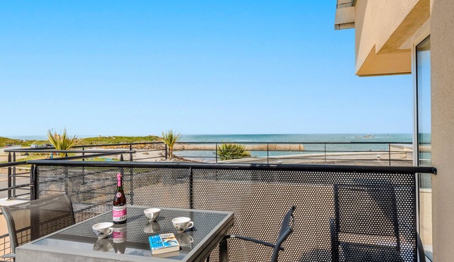 Apartment 'Vue Mer - Plage À 30m' with Sea View, Private Terrace and Wi-Fi