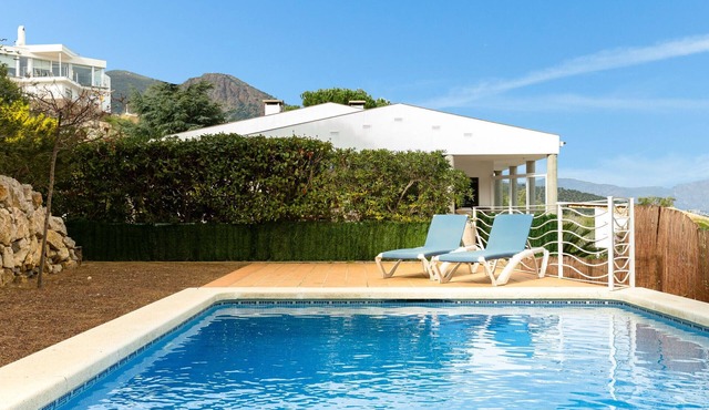 Apartment with garden and private pool for 7-8 people