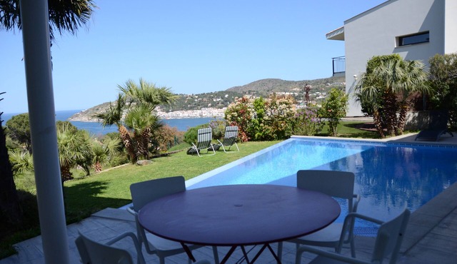 Apartment with pool and sea view