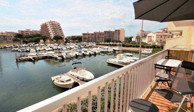 Apartment with marina view