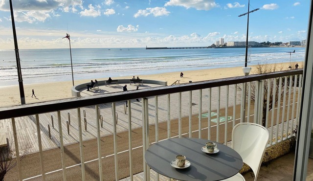 Apartment with direct beach access, balcony, and private garage