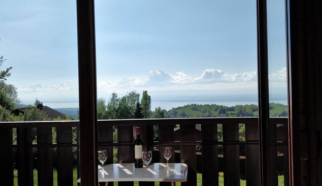 Apartment with magnificent lake view, 450m from cable car