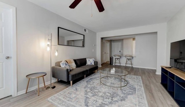 Apartment w/pool & hot tub, pet-friendly