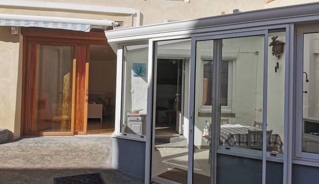 Apartment with parking 5 minutes from the Zenith. Pets allowed.