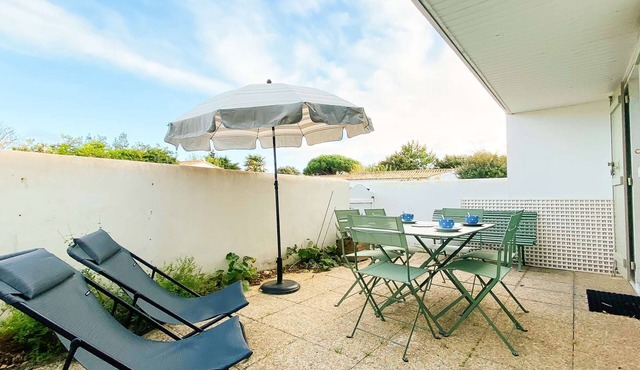 Apartment with courtyard communal pool and parking