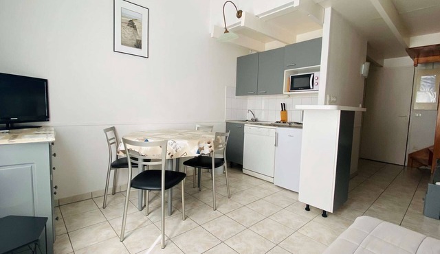 Apartment with communal pool and parking