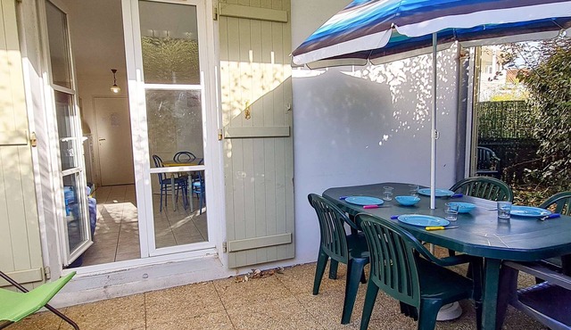 Apartment with courtyard communal pool and parking