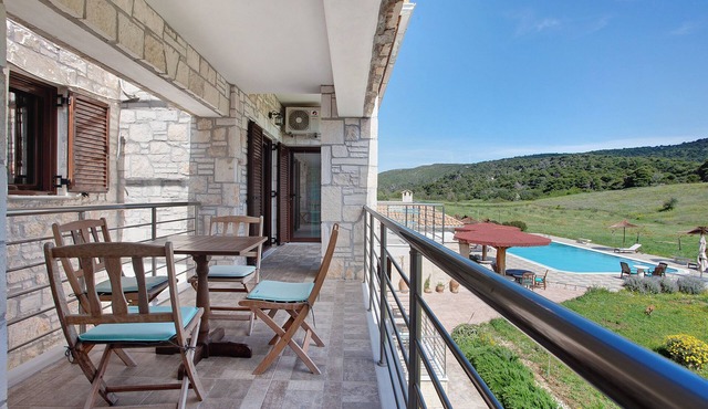 Apartment 'Wild Fig Retreat Sirocco' with Shared Pool, Wi-Fi and Air Conditioning