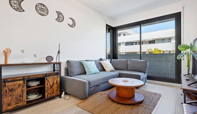 Apartment with pool, paddle tennis, pickleball, etc