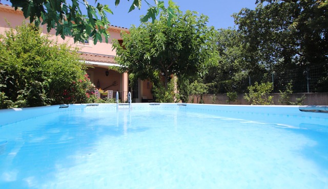Apartment with garden, view of vineyards and hills.