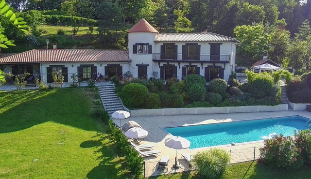 Apartment with shared pool in the heights of Razac