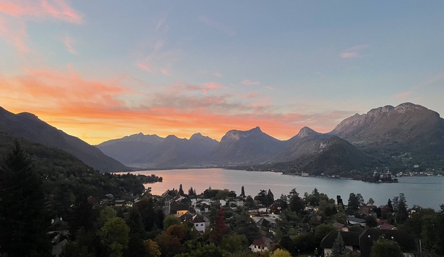 Apartment with private garden and awakening view overlooking the bay of Talloires