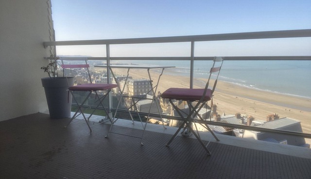 Apartment with magnificent coastal views.