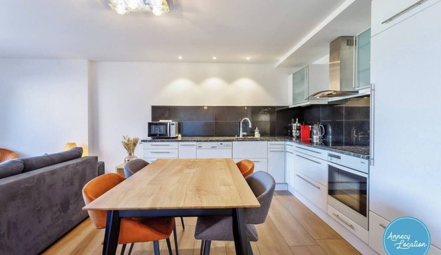 Apartment with 180° Lake & Mountain Views