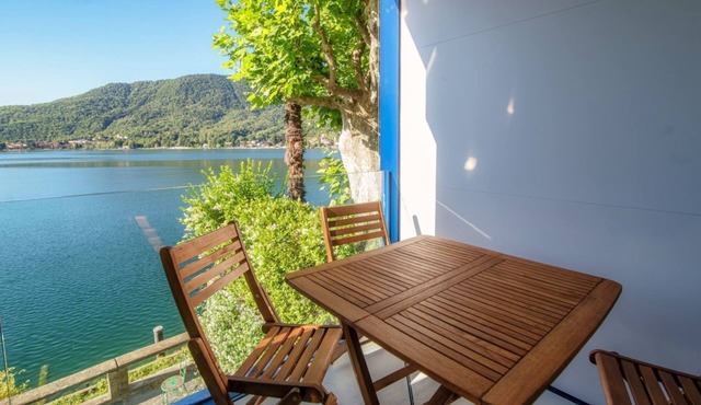 Apartment with 180° view of Lake Lugano in Ponte Tresa (LA FINESTRA BLU)