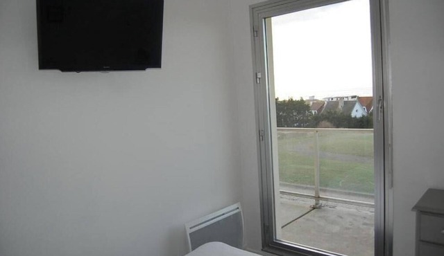 Apartment with 180-degree sea view, Calais beach 200 meters away.