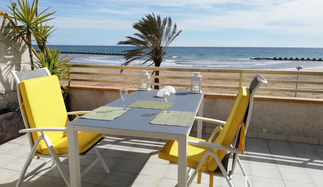 Apartment with a big terrace & wonderful views to the beach and swimming pool
