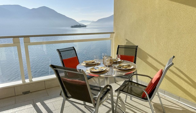 Apartment with a breathtaking panorama, private lake access and raft