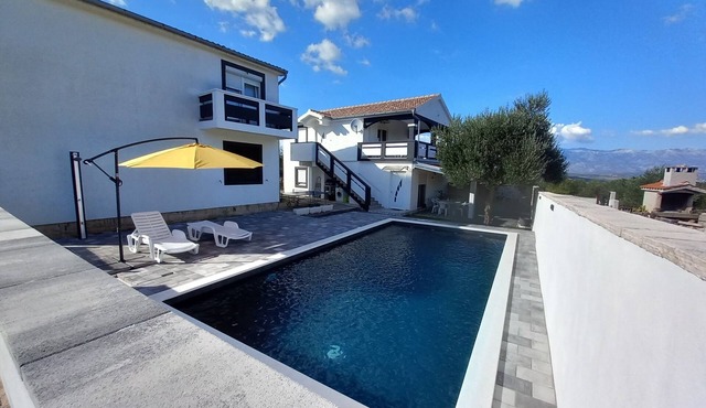 Apartment with a pool, mountainview, near the sea!