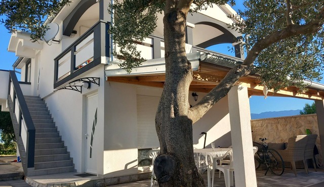 Apartment With a Pool, Mountainview, Near the Sea!