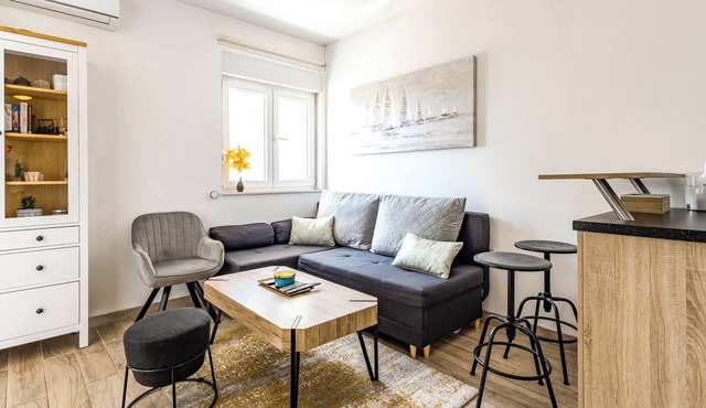 Apartment with a Terrace and Free Parking - Beach Nearby