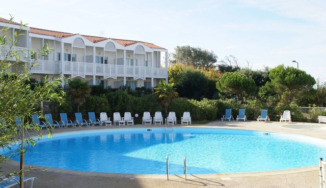 Apartment with a view on the pool or see near Fort Boyard