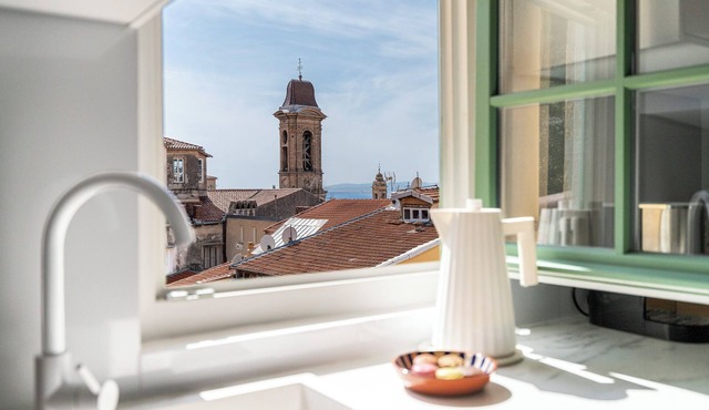 Apartment with a view on the city and the sea