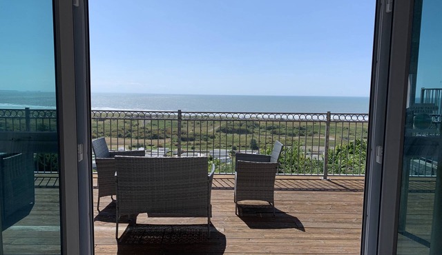 Apartment with amazing Sea Views from Balcony. Pets go free!