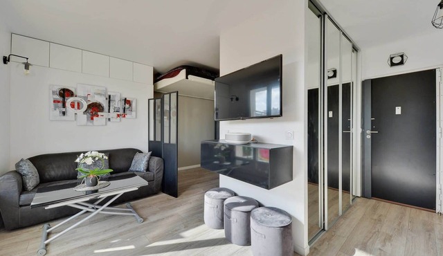 Apartment with balcony near subway 4