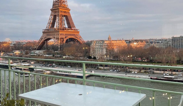 Apartment with balcony and incredible views of the Eiffel Tower and the Seine