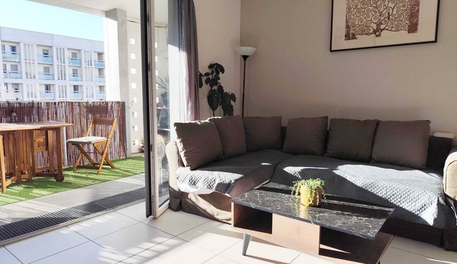 Apartment with balcony near St Jean train station