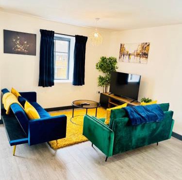 Apartment with Balcony near Chatham Dockside