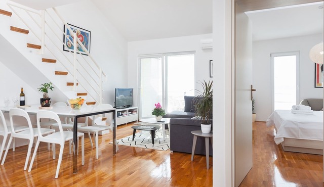 Apartment with beautiful Views + GARAGE!