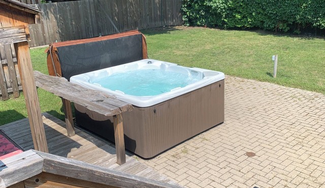 Apartment with Hot Tub and Backyard. Free Parking.
