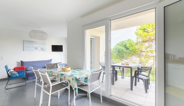 Apartment with direct beach access