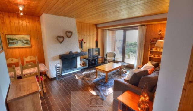 Apartment with entrance corridor, bathroom/WC, bedroom with 2 single beds. Living room with chimney