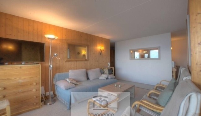 Apartment with entrance corridor, 2 bedrooms and 1 bathroom/WC. The first bedroom has 2 single beds