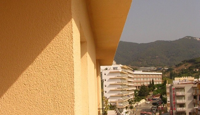 Apartment with terrace and views of the sea, town and mountains