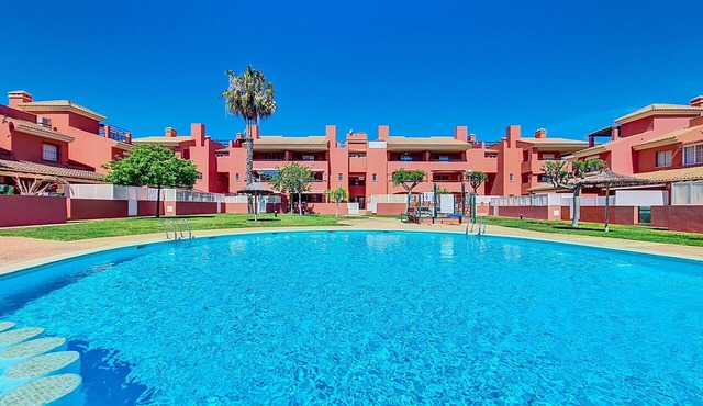 Apartment with direct access to the pool
