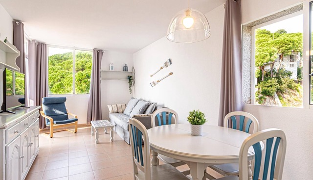 Apartment with sea views and beach access