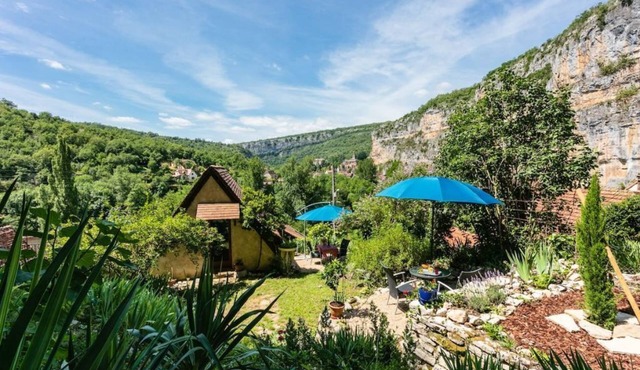 Apartment with exceptional view & garden