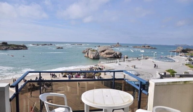 Apartment with exceptional sea views, facing the Coz Pors in TREGASTEL
