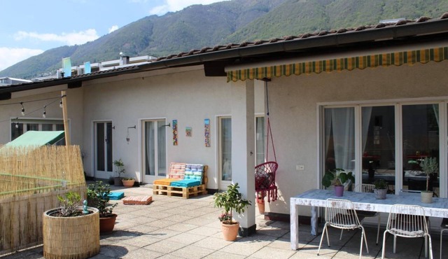 Apartment with flowered terrace, close to the lake