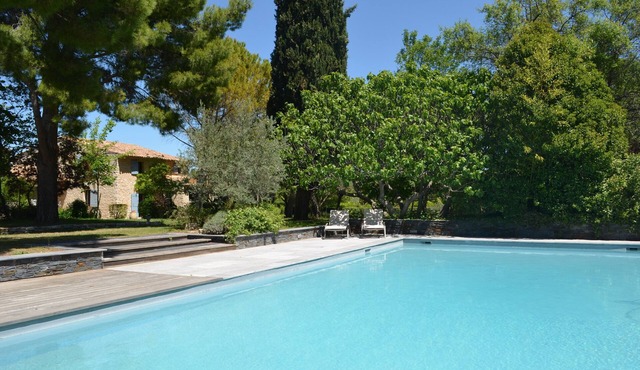 Apartment with garden and pool in a Provencal farmhouse