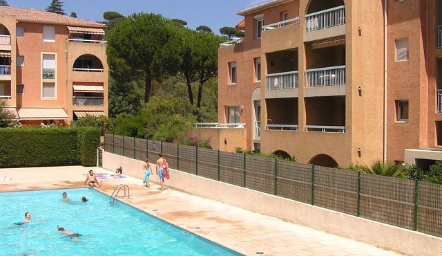 Apartment with pool for 5 persons in a safe Provencal residence