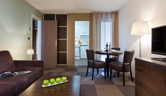 Apartment with pool/park view